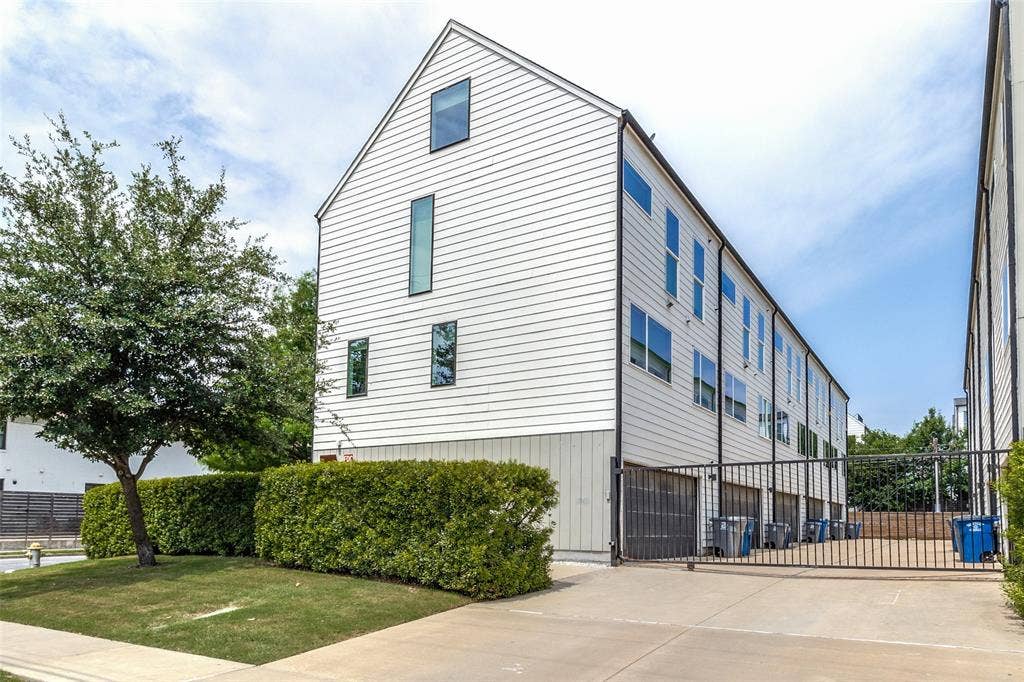 1430 Grigsby Avenue, #104, Dallas, TX 75204 Gated access to the garage