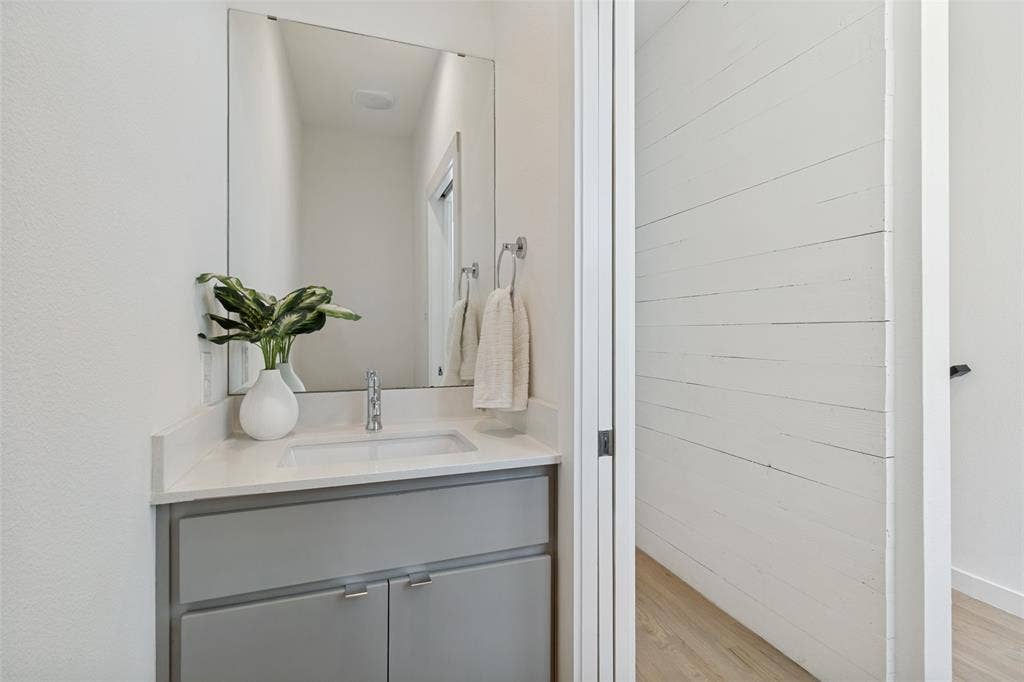 1430 Grigsby Avenue, #104, Dallas, TX 75204 Half bath located on the 2nd floor