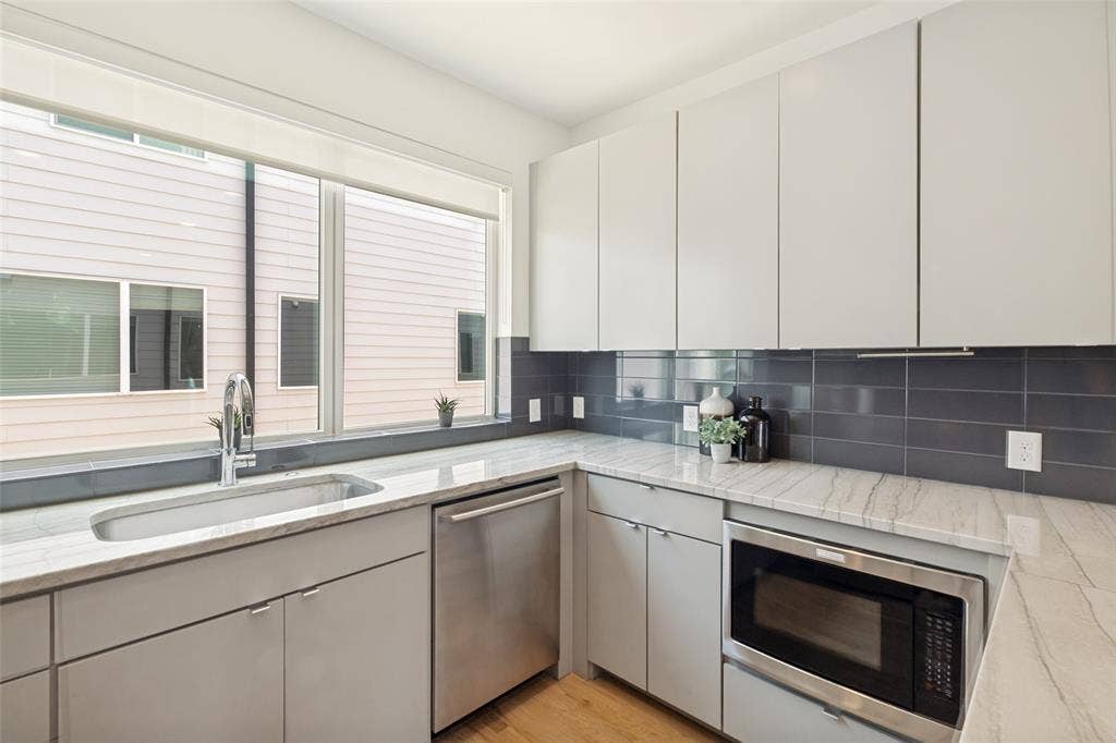1430 Grigsby Avenue, #104, Dallas, TX 75204 built in microwave.