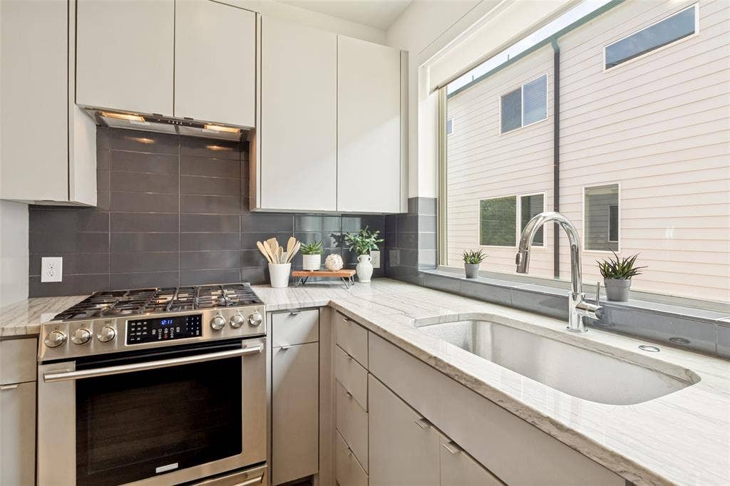 1430 Grigsby Avenue, #104, Dallas, TX 75204 Deep single sink