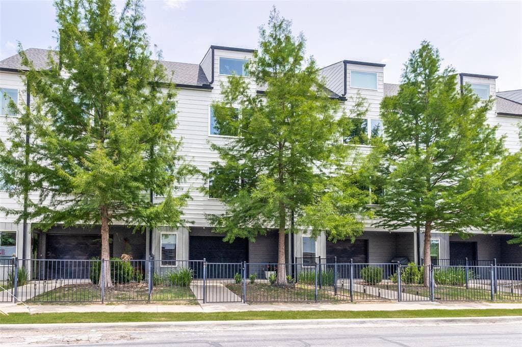 1430 Grigsby Avenue, #104, Dallas, TX 75204 1430 Grigsby Unit 104. Private yard