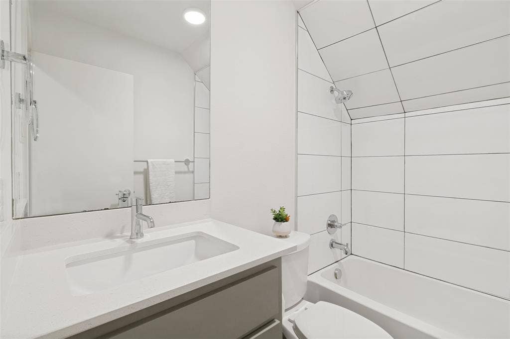 1430 Grigsby Avenue, #104, Dallas, TX 75204 Secondary bedroom-4th floor