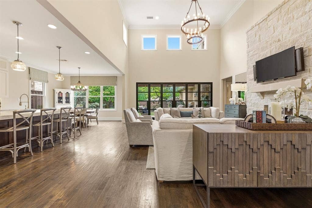 6635 Park Lane, Dallas, TX 75225 Bright, open living space. Perfect for entertaining.