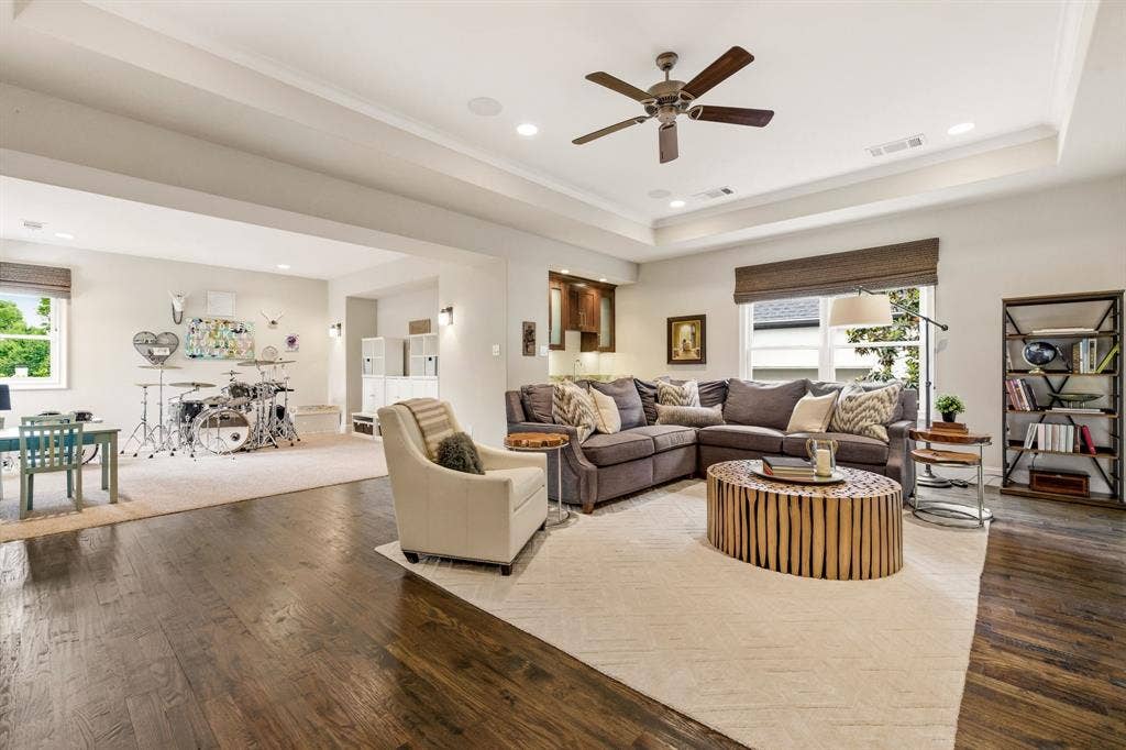 6635 Park Lane, Dallas, TX 75225 Large open game room with wet bar and beverage refrigeration. Can be divided to have a separate workout room, if desired.