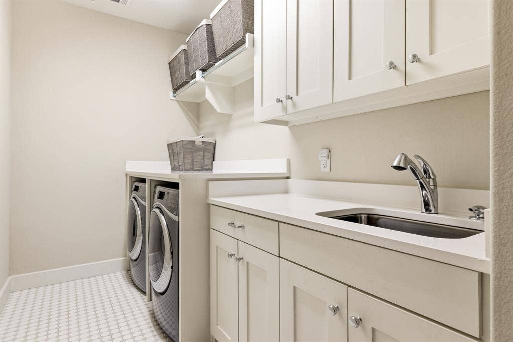 6635 Park Lane, Dallas, TX 75225 Upstairs laundry room with secondary W/D hookups in primary closet on 1st floor.