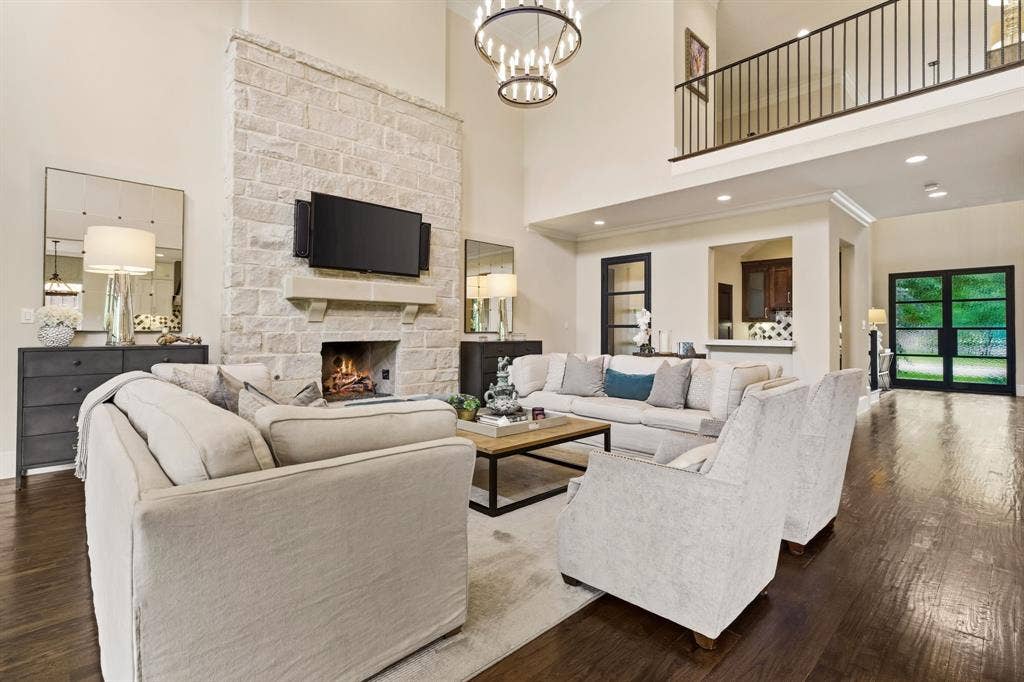 6635 Park Lane, Dallas, TX 75225 Upstairs balcony overlooking living room.