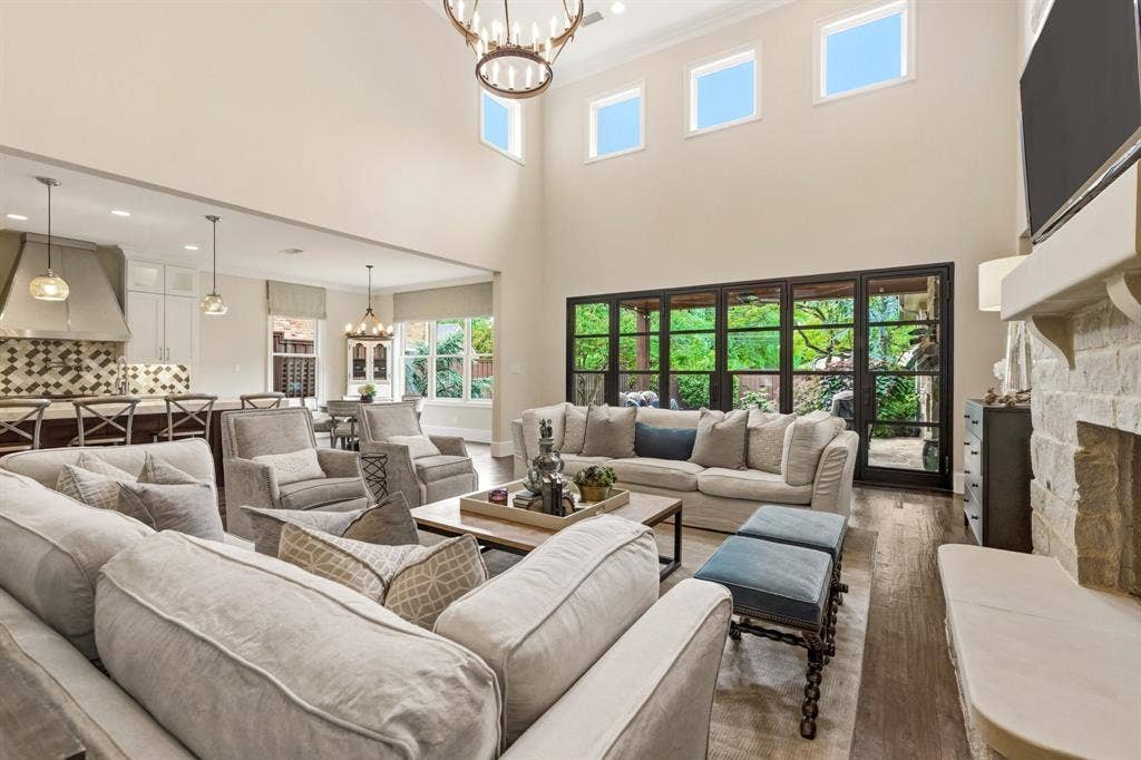 6635 Park Lane, Dallas, TX 75225 Tall ceilings, with great natural light.