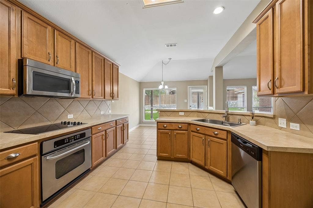 655 Campolina Drive, Grand Prairie, TX 75052 655 Campolina Drive, Grand Prairie, TX 75052