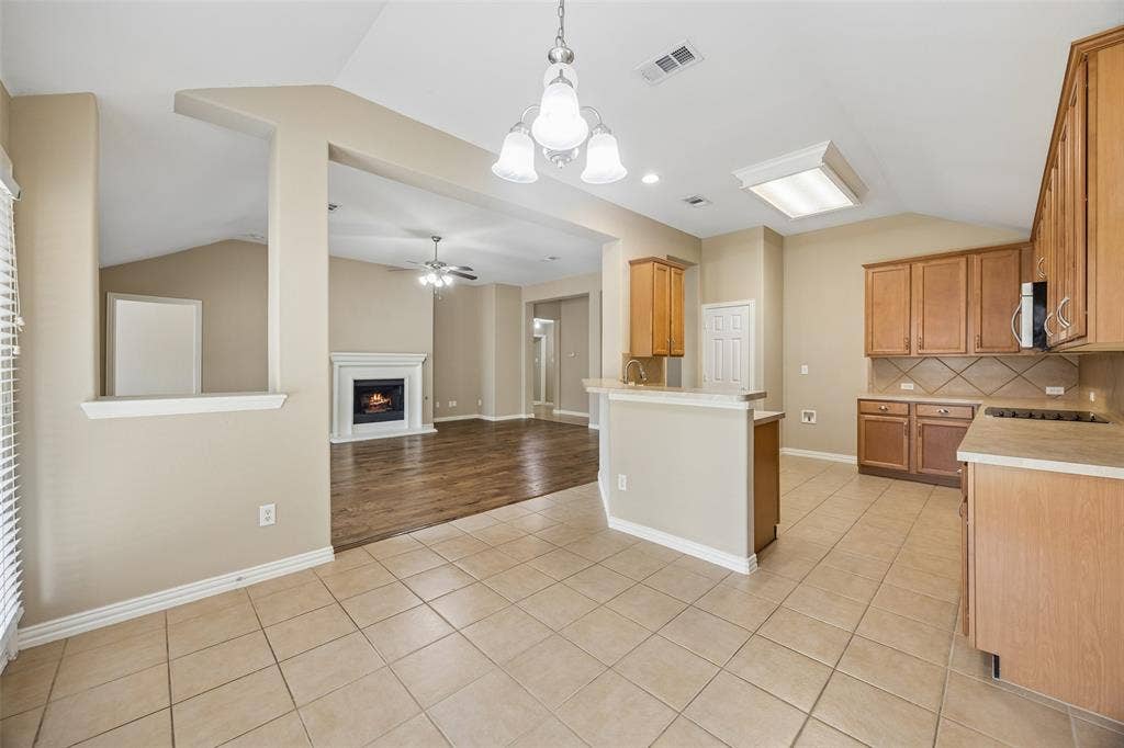 655 Campolina Drive, Grand Prairie, TX 75052 655 Campolina Drive, Grand Prairie, TX 75052