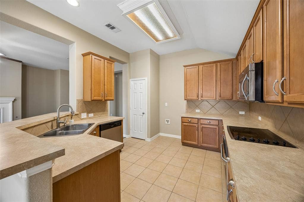 655 Campolina Drive, Grand Prairie, TX 75052 655 Campolina Drive, Grand Prairie, TX 75052