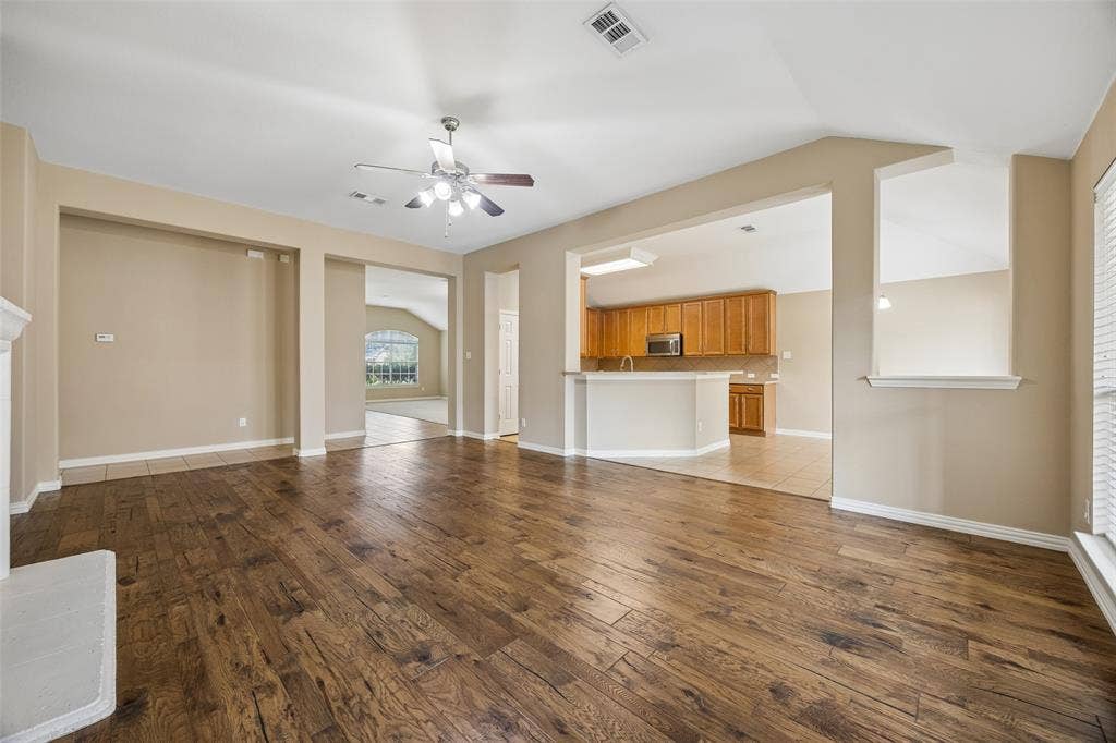 655 Campolina Drive, Grand Prairie, TX 75052 655 Campolina Drive, Grand Prairie, TX 75052