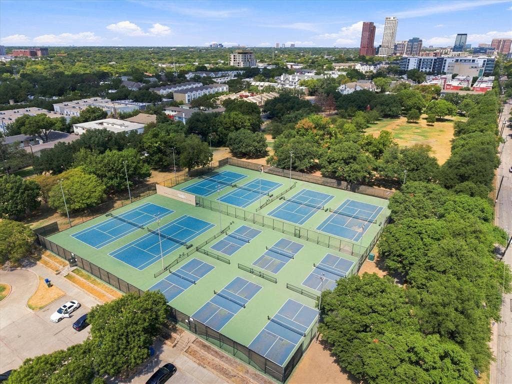 4011 Cole Avenue, #111, Dallas, TX 75204 Approximately a 2-minute walk to Cole Park’s pickleball and tennis courts.