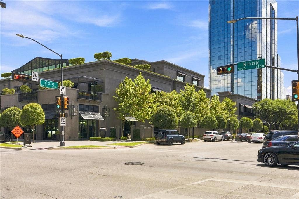 4011 Cole Avenue, #111, Dallas, TX 75204 Approximately a 10-minute walk to Knox Street shopping, dining, and entertainment.