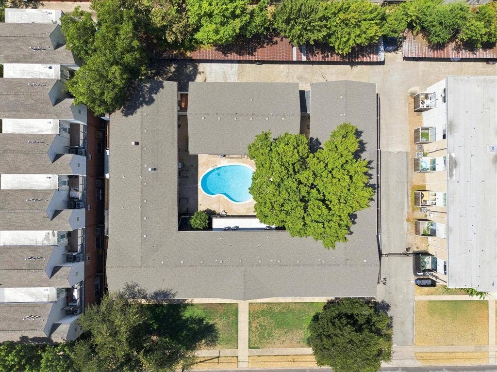 4011 Cole Avenue, #111, Dallas, TX 75204 Aerial view of central courtyard featuring a kidney-shaped swimming pool.