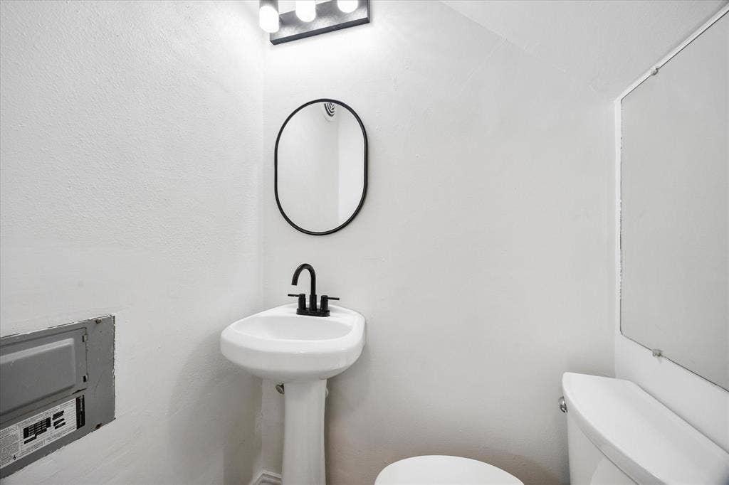 4011 Cole Avenue, #111, Dallas, TX 75204 Original updated half bath with pedestal sink.