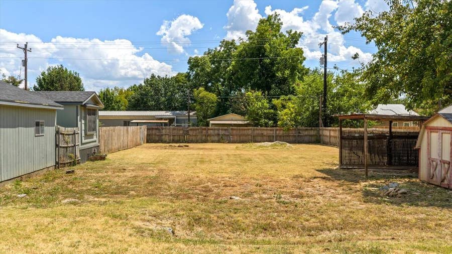 Property photo for 823 Flamingo Road, Granbury, TX