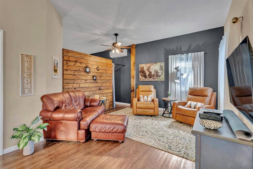 6155 Stephenson Levy Road, Fort Worth, TX 76140 Guest house living room