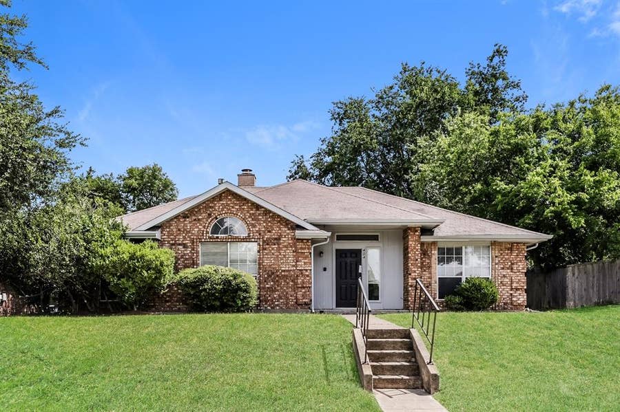Property photo for 404 Derby Lane, DeSoto, TX