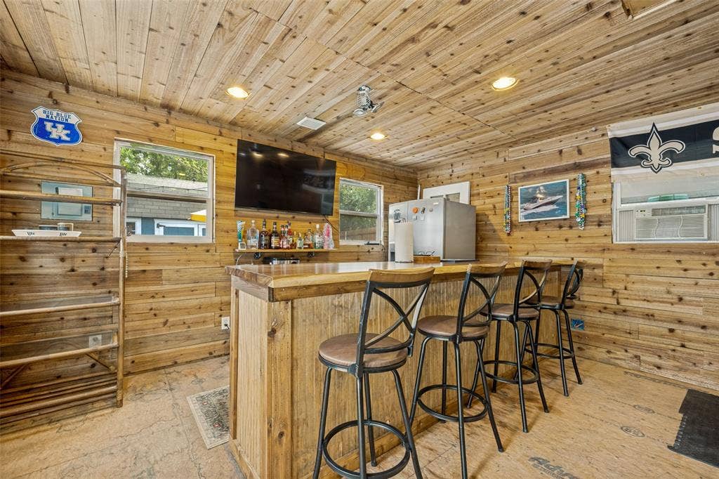 607 W Parkway Street, Denton, TX 76201 Man Cave