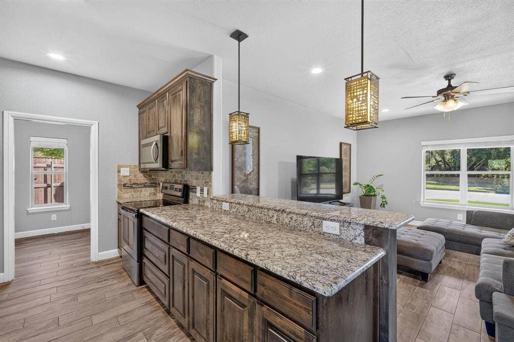 305 Donna Circle, Granbury, TX 76049 305 Donna Circle, Granbury, TX 76049