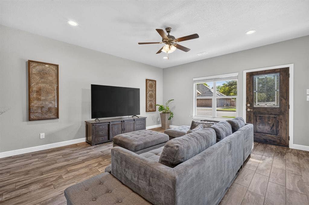 305 Donna Circle, Granbury, TX 76049 305 Donna Circle, Granbury, TX 76049