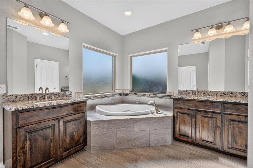 305 Donna Circle, Granbury, TX 76049 305 Donna Circle, Granbury, TX 76049