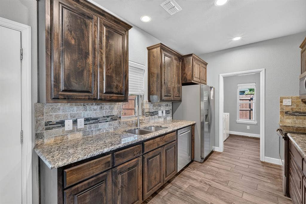 305 Donna Circle, Granbury, TX 76049 305 Donna Circle, Granbury, TX 76049