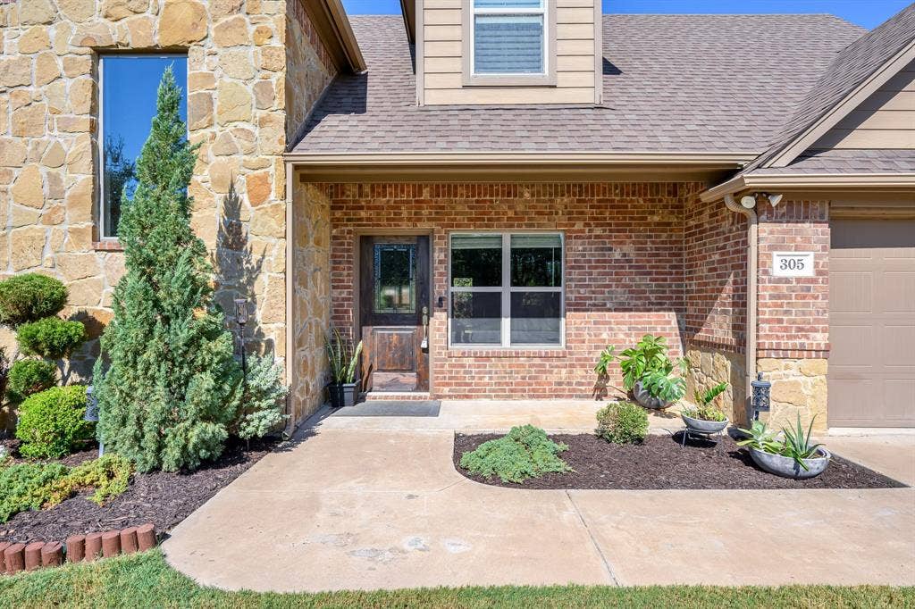 305 Donna Circle, Granbury, TX 76049 305 Donna Circle, Granbury, TX 76049