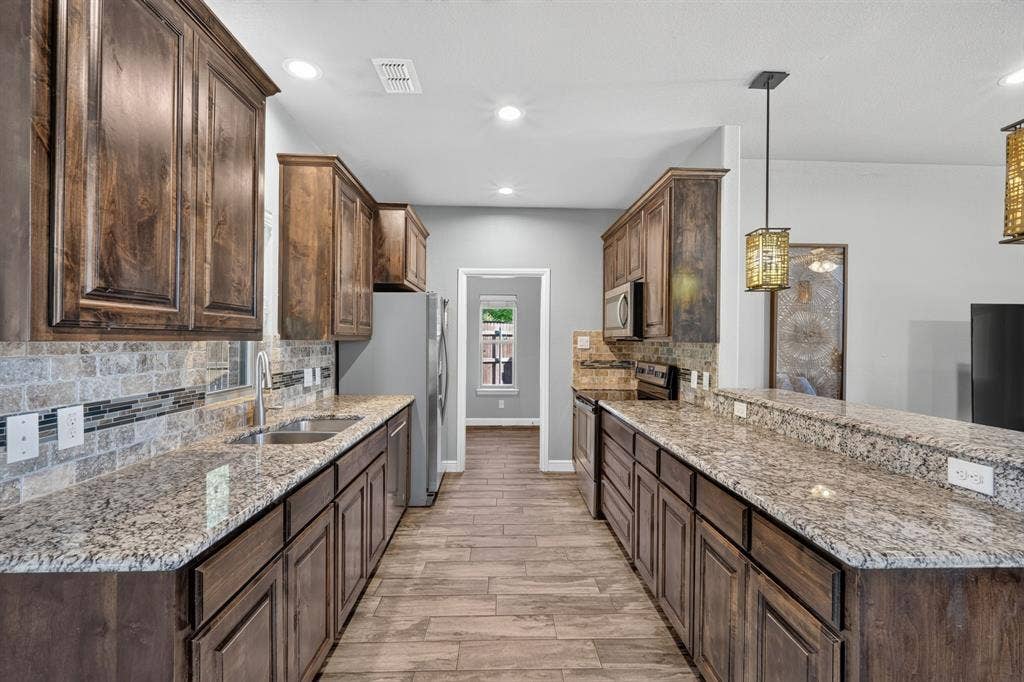 305 Donna Circle, Granbury, TX 76049 305 Donna Circle, Granbury, TX 76049