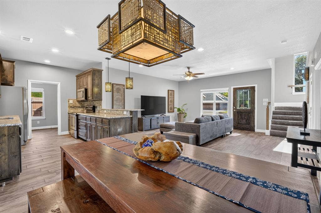 305 Donna Circle, Granbury, TX 76049 305 Donna Circle, Granbury, TX 76049