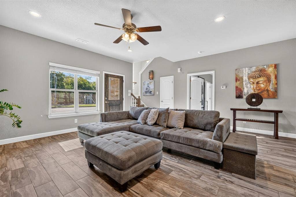 305 Donna Circle, Granbury, TX 76049 305 Donna Circle, Granbury, TX 76049