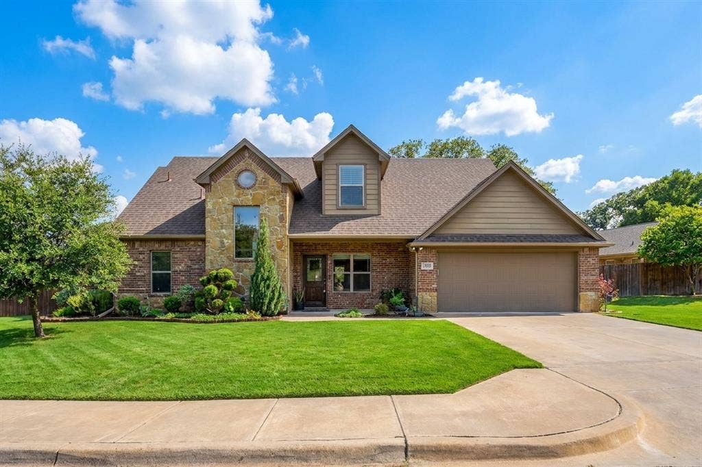 305 Donna Circle, Granbury, TX 76049 Corner lot with easy access to playground and basketball court. Grass virtually enhanced.