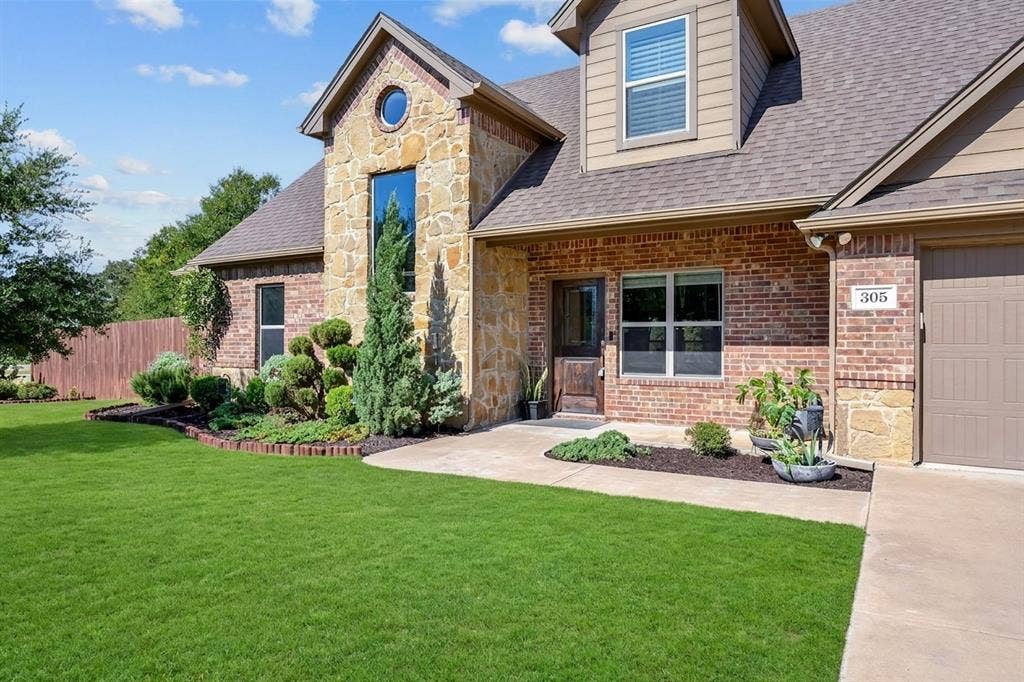 305 Donna Circle, Granbury, TX 76049 Grass virtually enhanced