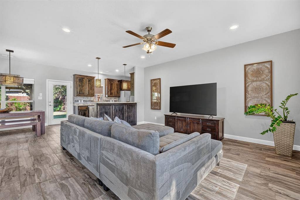 305 Donna Circle, Granbury, TX 76049 305 Donna Circle, Granbury, TX 76049