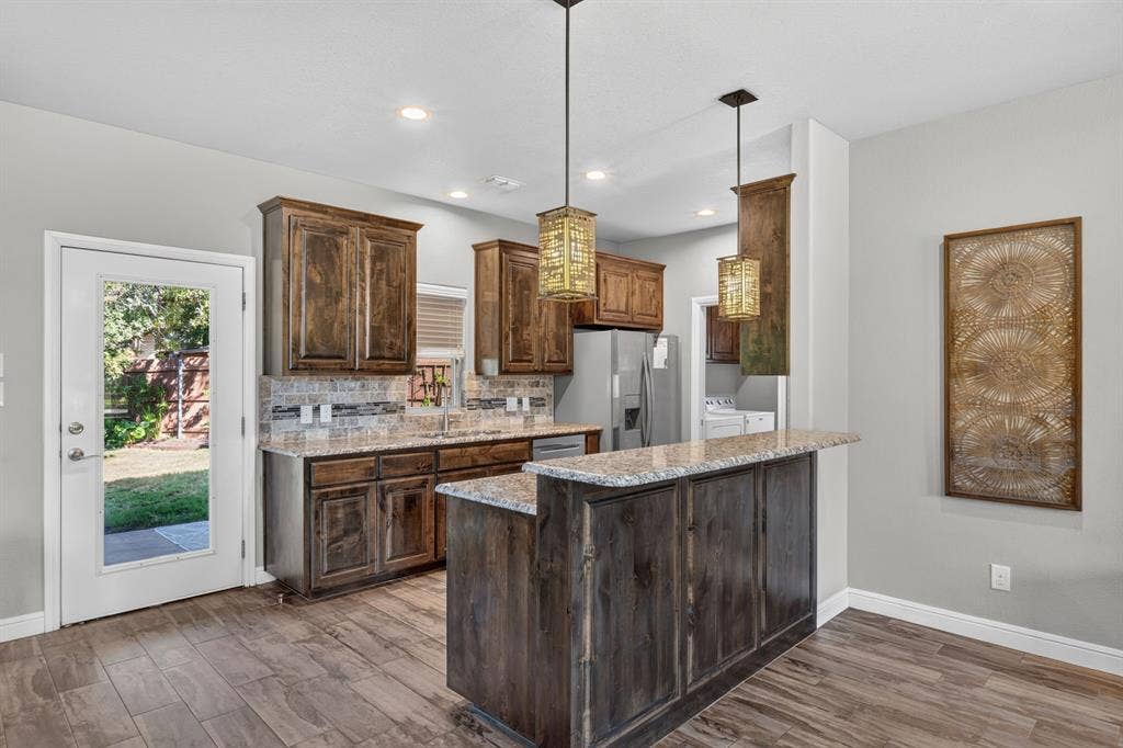 305 Donna Circle, Granbury, TX 76049 305 Donna Circle, Granbury, TX 76049