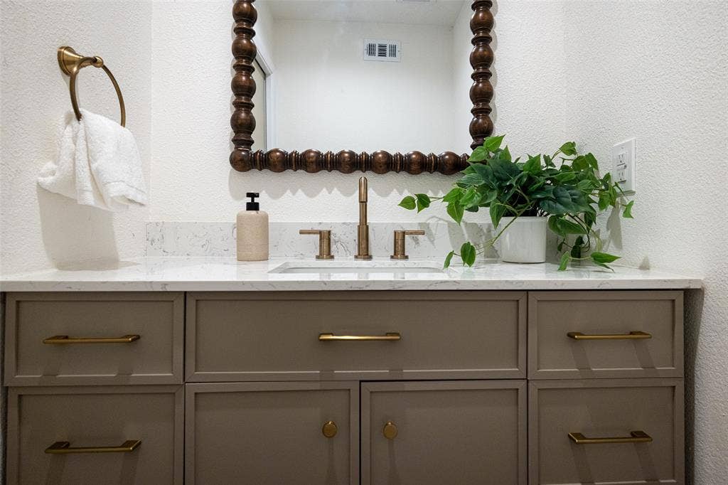 3856 Antigua Drive, Dallas, TX 75244 3856 Antigua Drive, Dallas, TX 75244