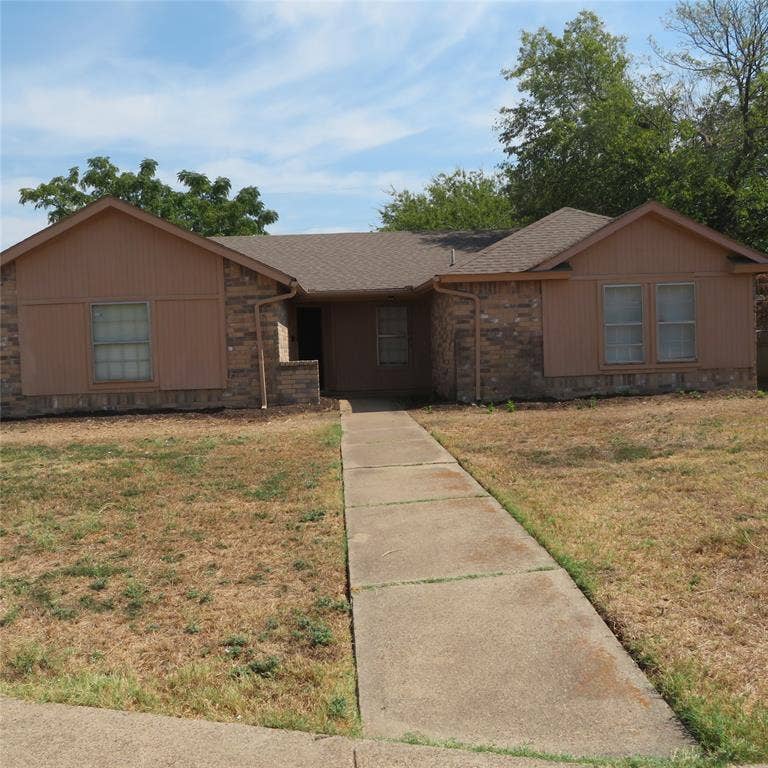 Property photo for 1464 Brook Meadow Circle, Lancaster, TX