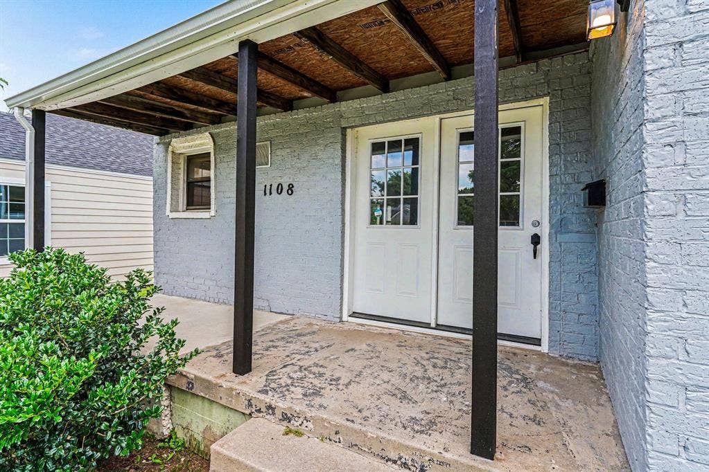 1108 E Robert Street, Fort Worth, TX 76104 Covered front porch with concrete flooring