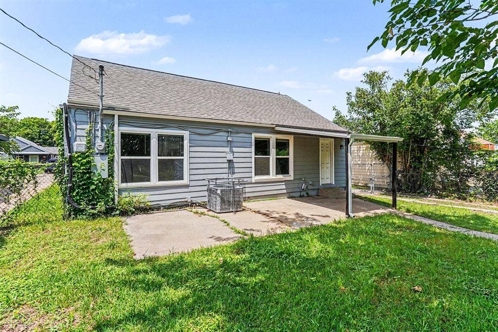 1108 E Robert Street, Fort Worth, TX 76104 Single-story residence featuring horizontal siding, a gabled roof, and multiple windows