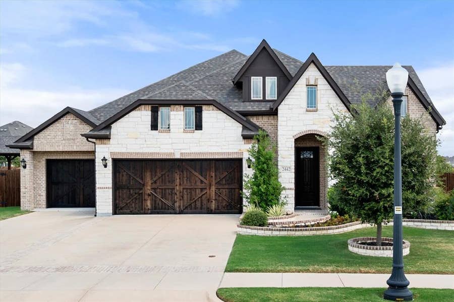 Property photo for 2442 Turning Leaf Lane, Midlothian, TX