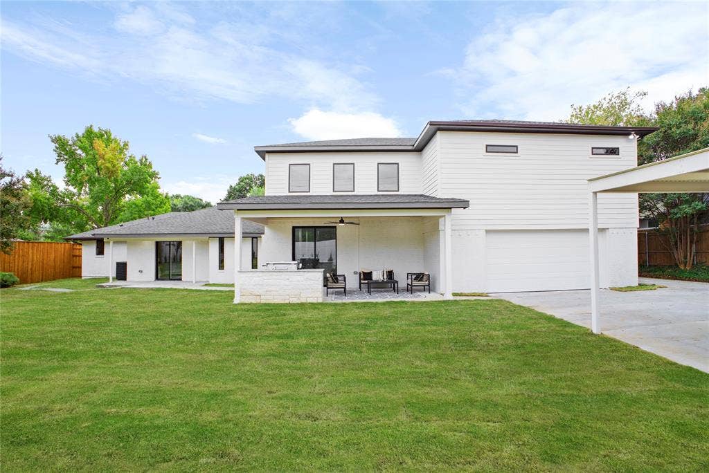 Oversized Lot with Built in Grill on Patio