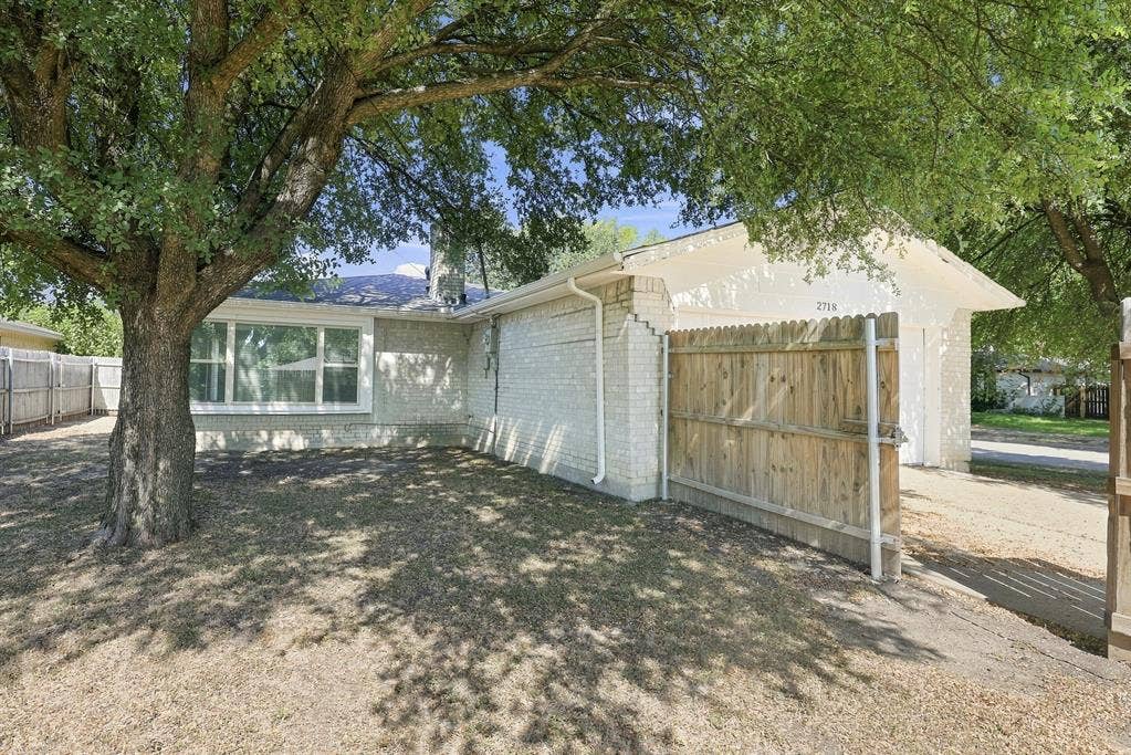 2718 Oakmont Drive, Lancaster, TX 75134