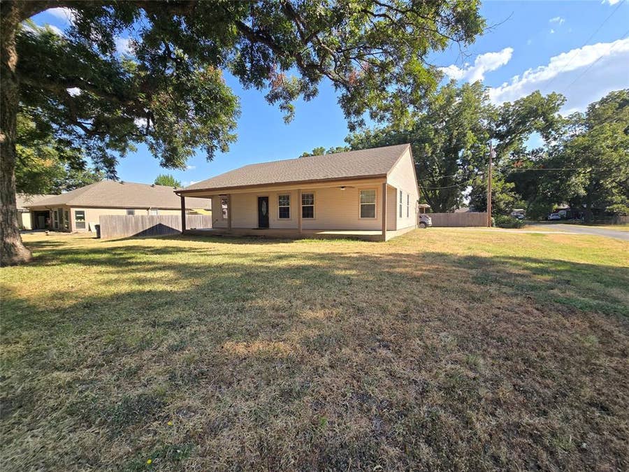 Property photo for 210 E El Camino Real, Weatherford, TX