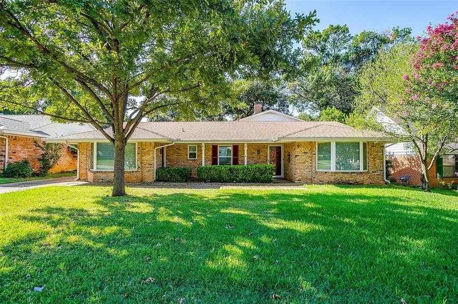 Property photo for 1706 Larkspur Drive, Arlington, TX