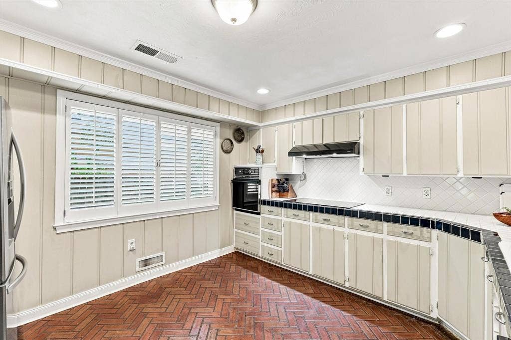 3509 Waldorf Drive, Dallas, TX 75229 3509 Waldorf Drive, Dallas, TX 75229