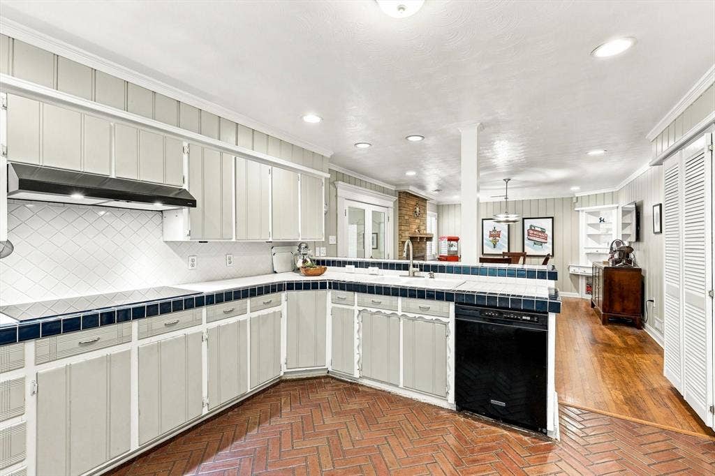 3509 Waldorf Drive, Dallas, TX 75229 3509 Waldorf Drive, Dallas, TX 75229