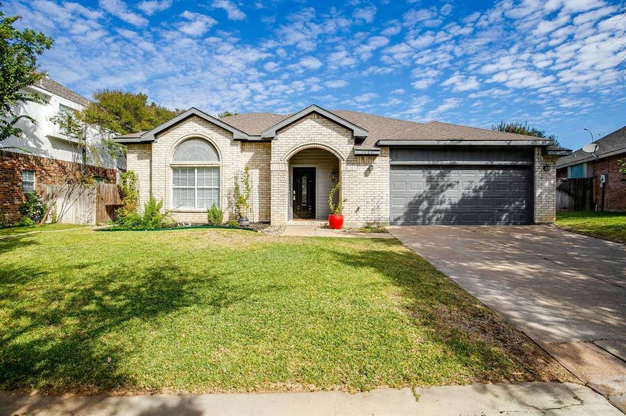 Property photo for 7550 Deerlodge Trail, Fort Worth, TX