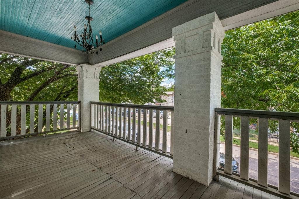 804 Sunset Avenue, #C, Dallas, TX 75208 Expansive porch with wood-finish flooring, a decorative chandelier, and a painted beadboard ceiling