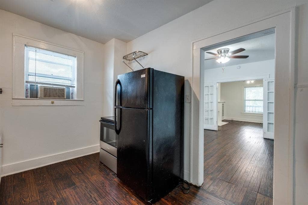 804 Sunset Avenue, #C, Dallas, TX 75208 Wood-finish flooring throughout, with a window-mounted air conditioning unit