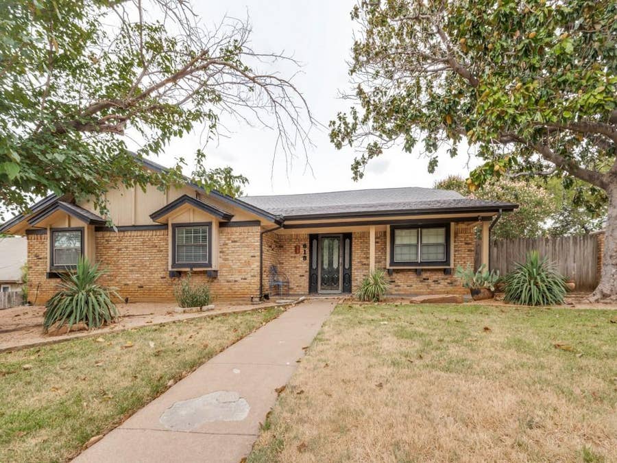 Property photo for 618 Brent Drive, Arlington, TX
